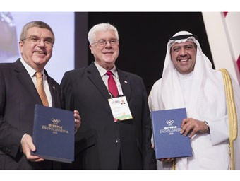 Latvian Olympic Committee President Aldons Vrublevskis, centre, presented copies of the first two volumes of the Olympic Encyclopedia last year to his IOC and ANOC counterparts, Thomas Bach, left, and Sheikh Ahmad Al-Fahad Al-Sabah, respectively ©EOC