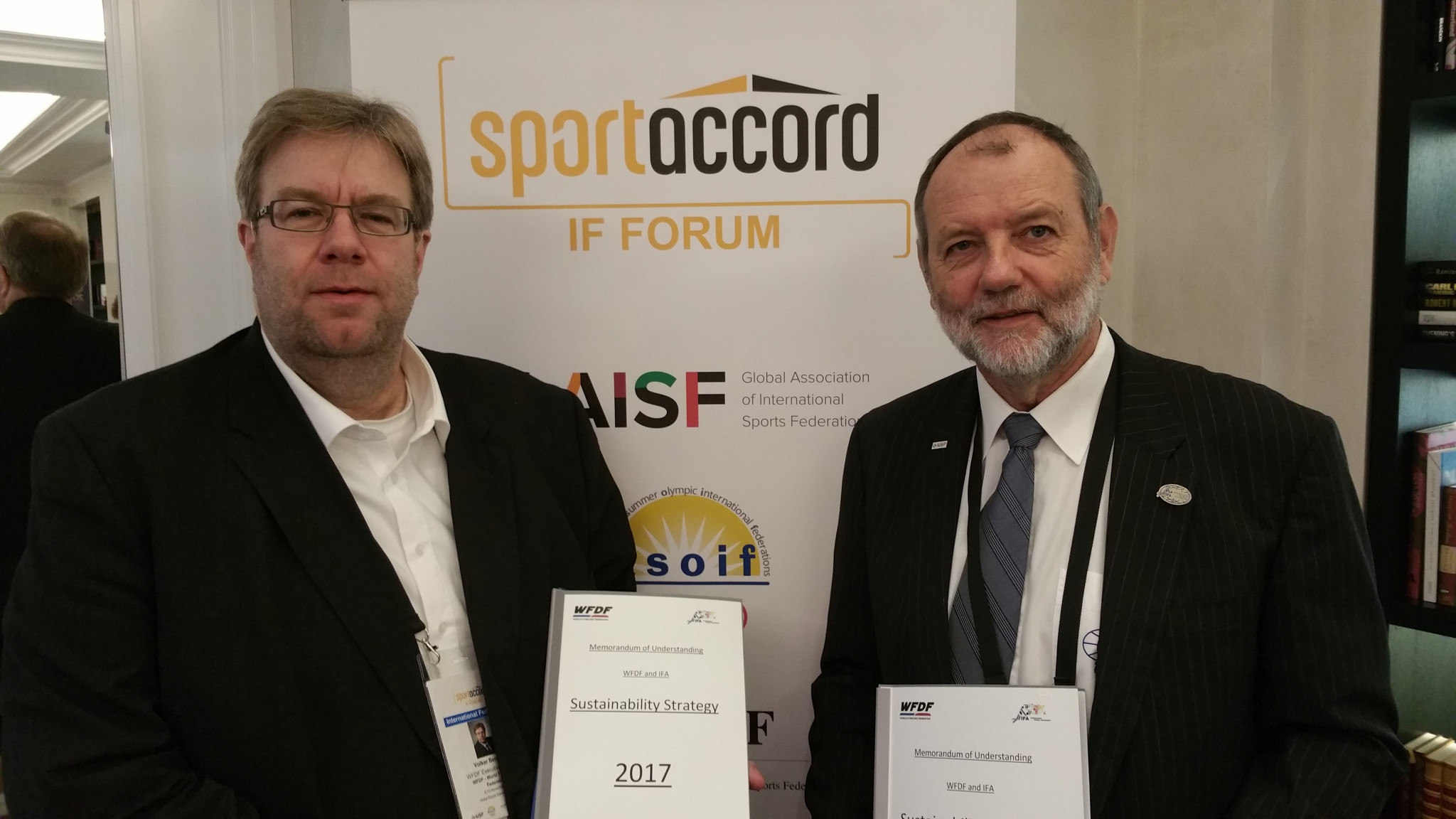 The MoU was signed between WFDF executive director Volker Bernardi, left, and IFA President Karl Weiss ©IFA/WFDF