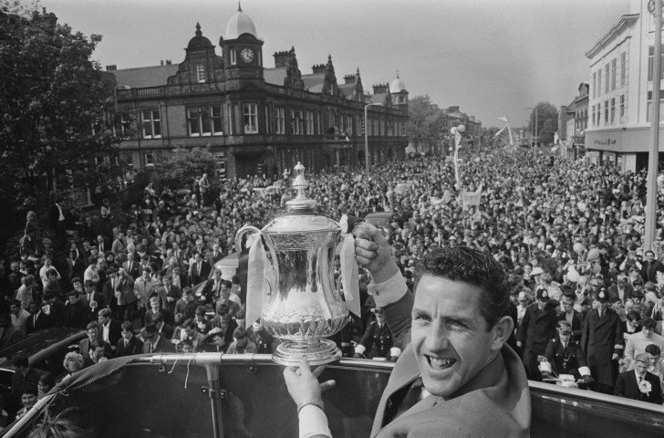 Dave Mackay, back at the top of the game despite suffering two separate breaks to his left leg, displays the FA Cup to Tottenham's fans after the 2-1 victory over Chelsea in 1967 ©Getty Images