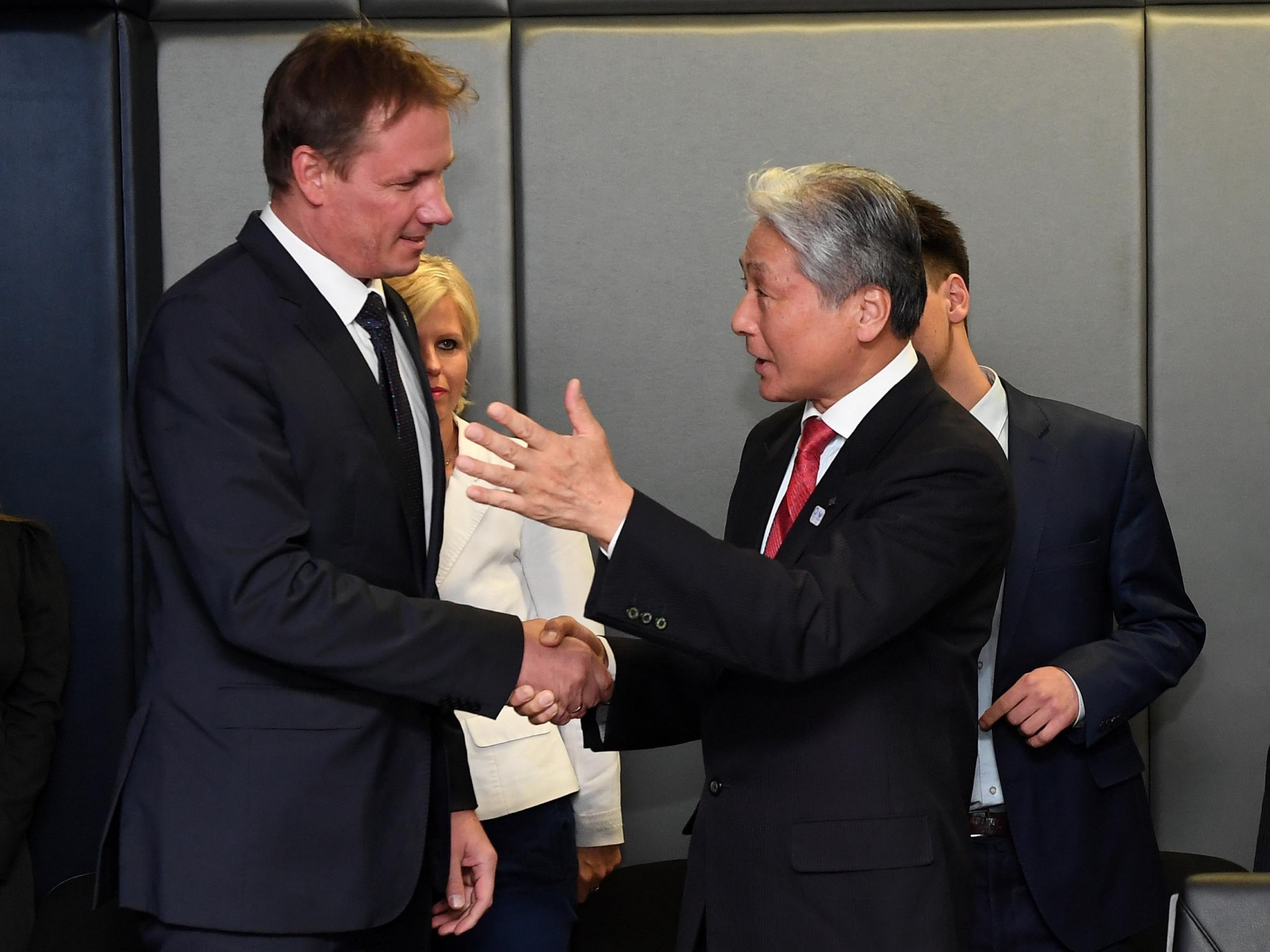 Tochigi Governor Tomikazu Fukuda, right, with Hungarian Olympic Committee President Krisztian Kulcsar, left ©MOB