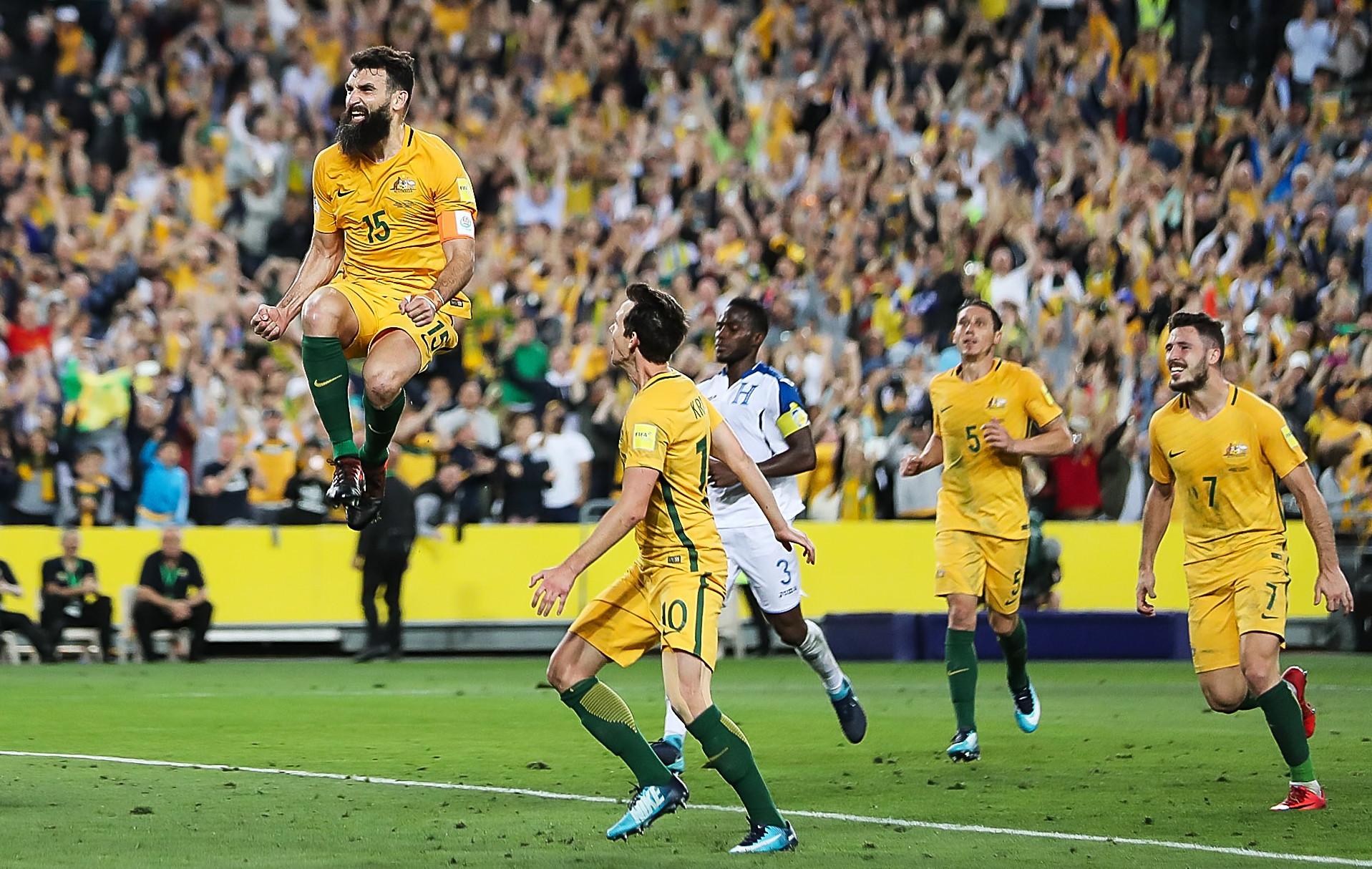 A Mile Jedinak hat-trick saw Australia beat Honduras in their playoff ©Getty Images