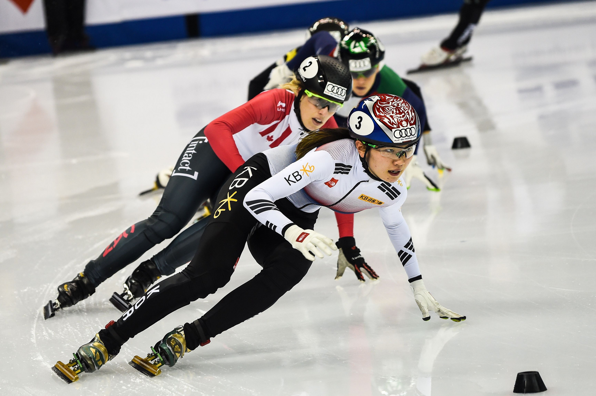 Choi and Shim win qualification heats to reach quarter-finals at ISU Short Track World Cup