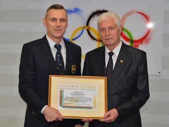 Leonid Yakovlevich Khromenkov, right, is seen here being honoured by the National Olympic Committee of the Republic of Belarus, as well as the country's State Committee of Sport and the Ministry of Sport and Tourism  ©National Olympic Committee of the Rep