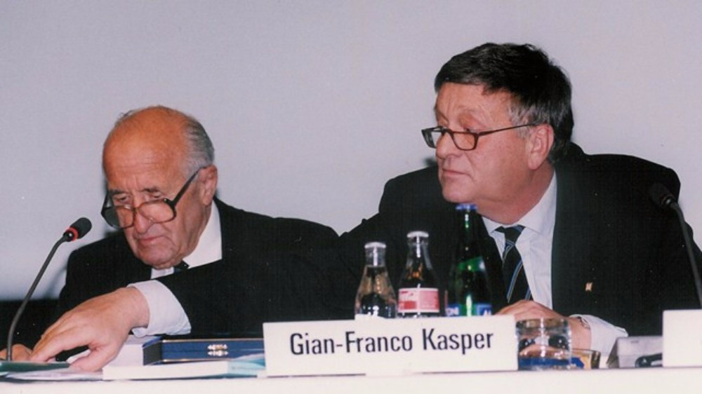 Gian Franco Kasper, right, succeeded Marc Hodler back in 1998 ©FIS
