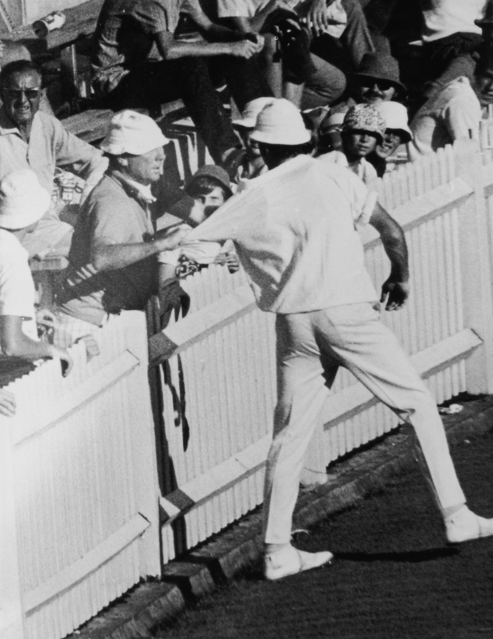 England's John Snow is grabbed by a spectator during the 1970/71 Ashes series in Sydney ©Getty Images