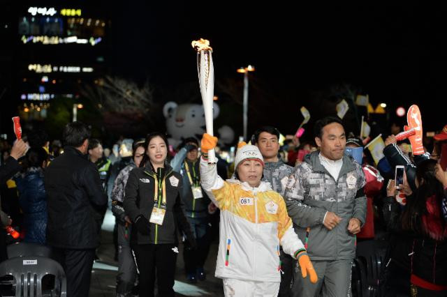 Choi Da-hyun carries the Olympic Torch through Gangjin ©Pyeongchang 2018