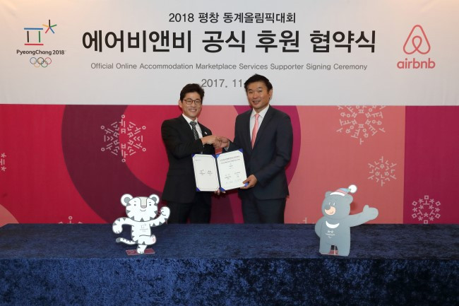 Uhm Chan-wang, director of the Pyeongchang Organising Committee, and Lee Sang-hyun, head of public policy, Airnbnb, South Korea, are pictured launching an agreement today regarding the provision of accommodation for visitors ©Airbnb