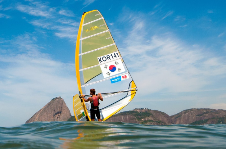 Fears over Rio 2016 pollution deepen after windsurfer taken to hospital during test event