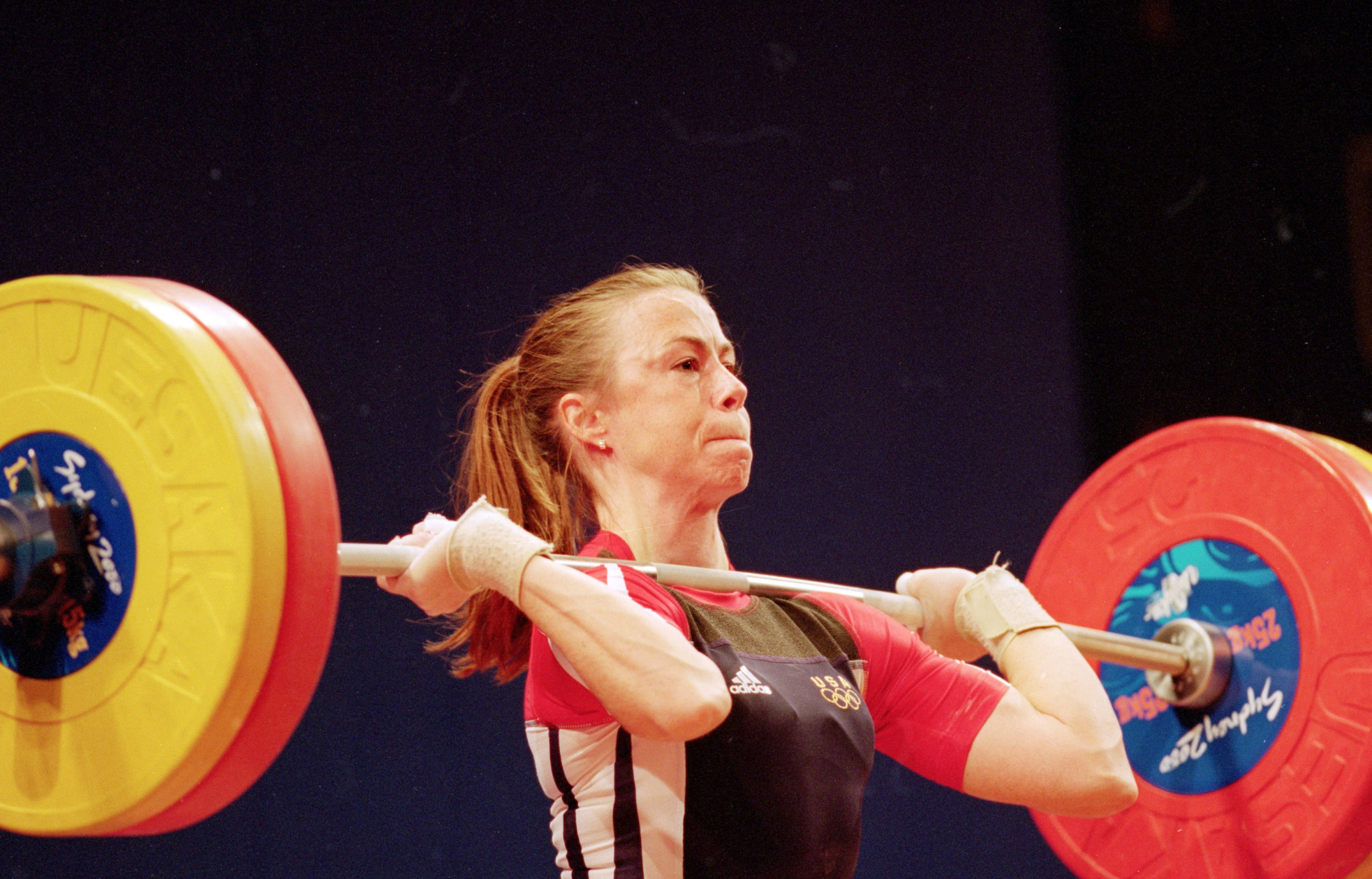 Tara Nott, of the United States, lifts the bar in the Womens Weightlifting during the Sydney 2000 Olympic Games ©Getty Images