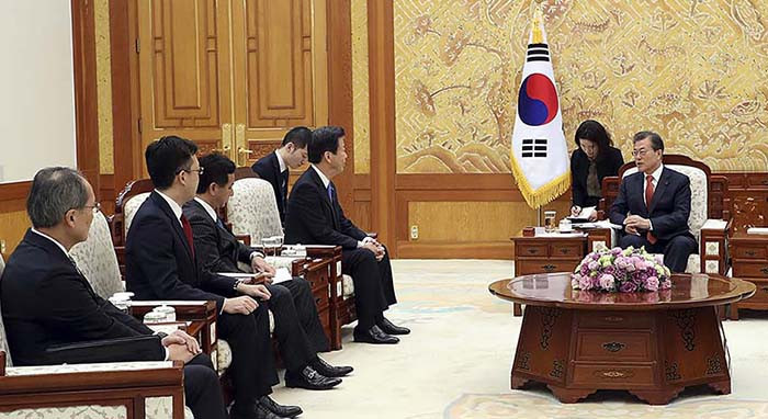 South Korean President Moon Jae-in met with a delegation of Japanese politicians and expressed his hope that Pyeongchang 2018 can help improve relations between the two countries ©Government of South Korea
