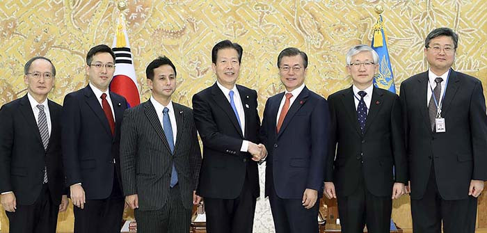 President Moon Jae-in poses for a commemorative photo with a delegation from the Japanese political party Komeito, led by the party's head Natsuo Yamaguchi, at the Blue House in Seoul ©Government of South Korea