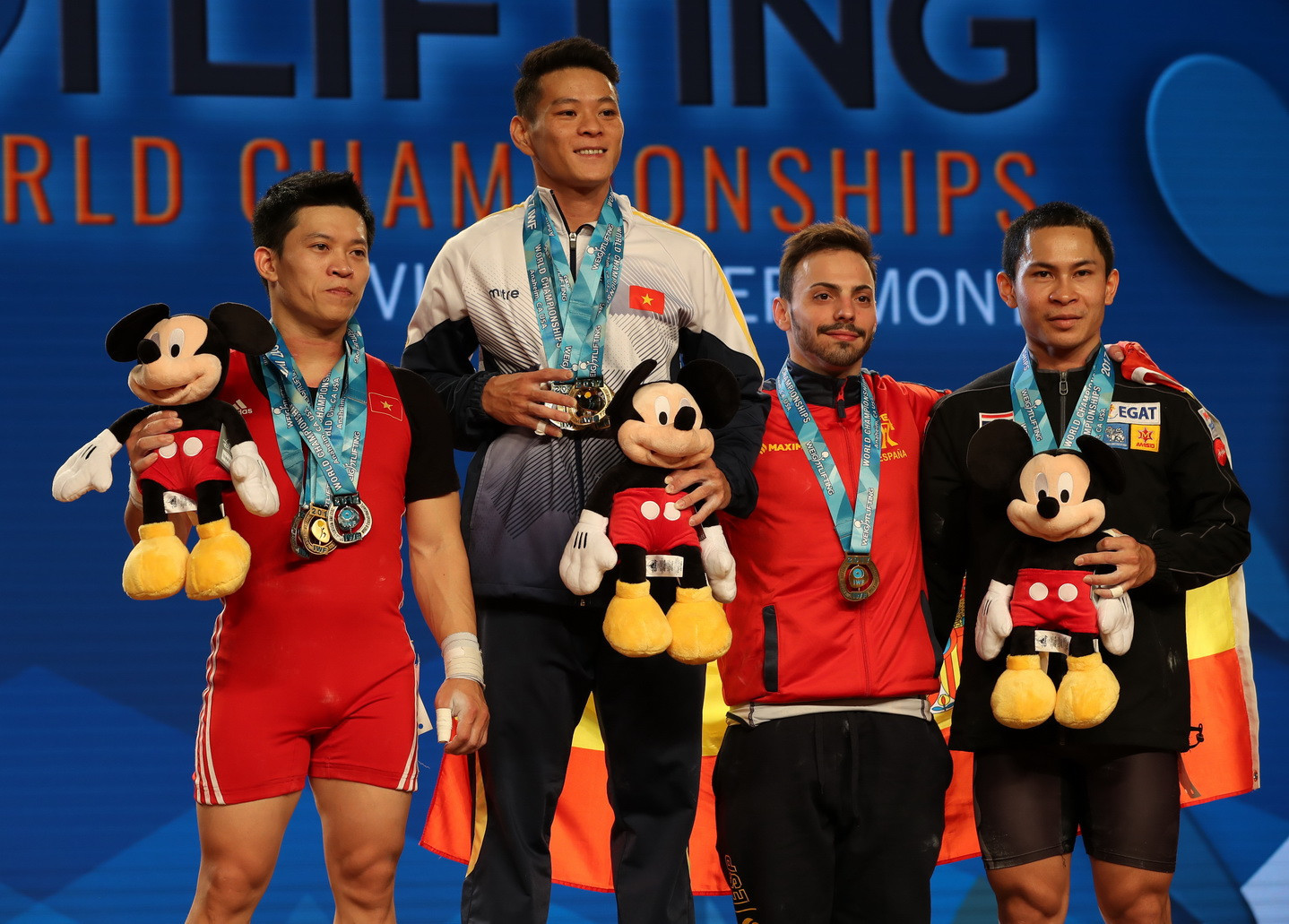 Thach celebrated his comprehensive victory atop the podium ©IWF