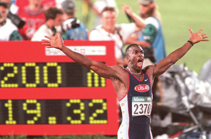 Michael Johnson celebrates his 200m world record at the 1996 Atlanta Games, where he became the first man to win 200 and 400m titles at the same Olympics, after the schedule had been altered to offer him that possibility ©Getty Images