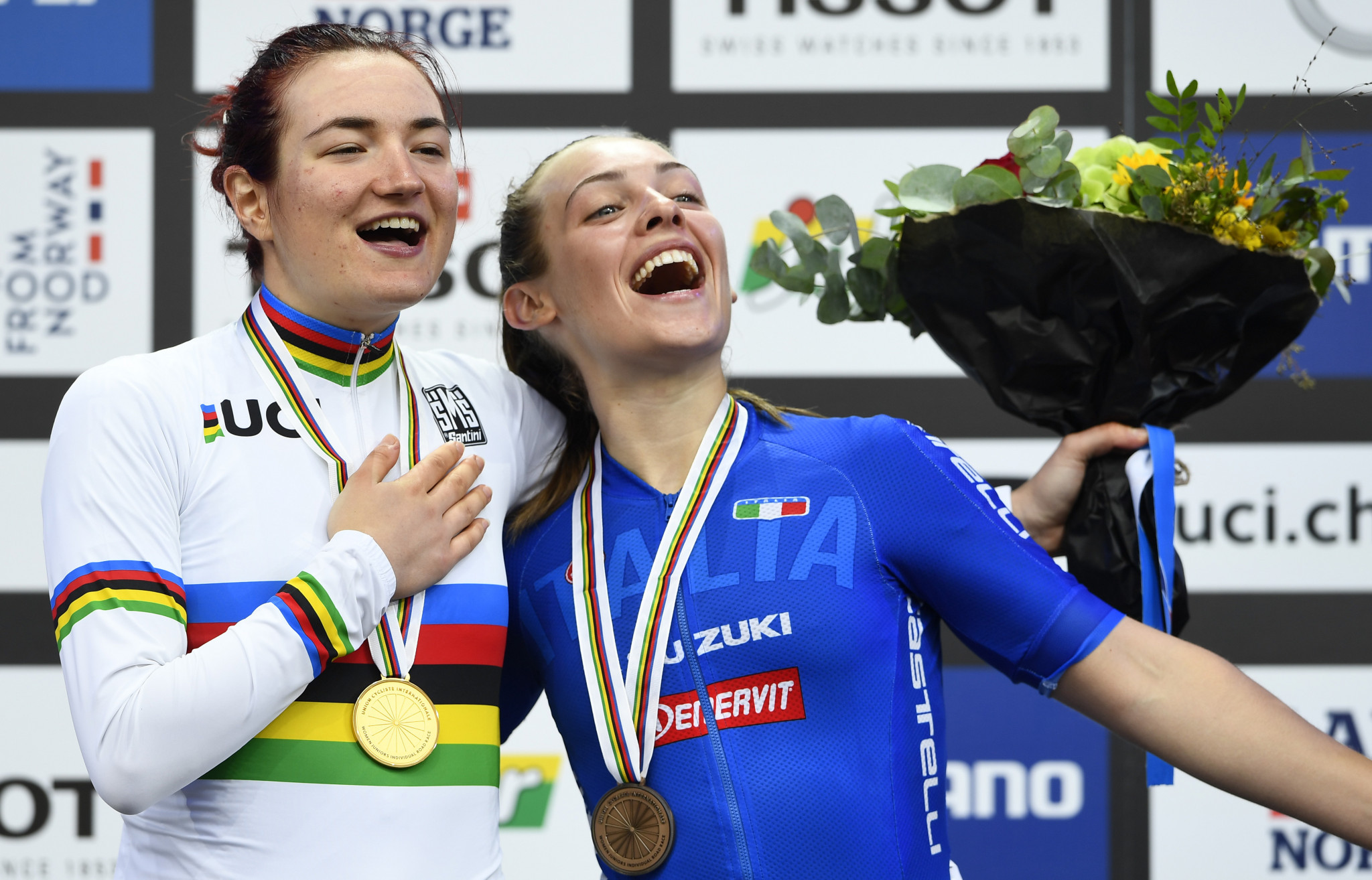 Junior cycling star Letizia Paternoster, right, received the EOC award ©Getty Images