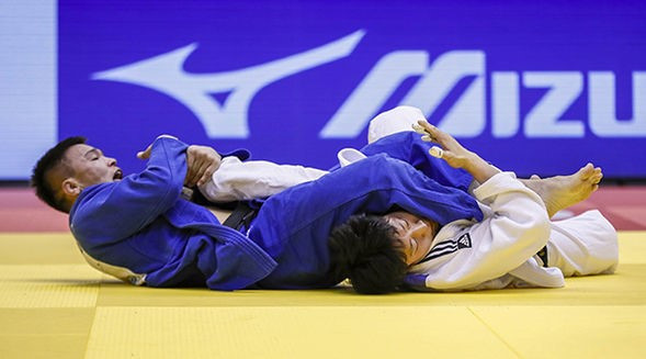 Uuganbaatar Otgonbaatar of Mongolia, left, was one of only two non-Japanese winners at the event in Tokyo ©IJF