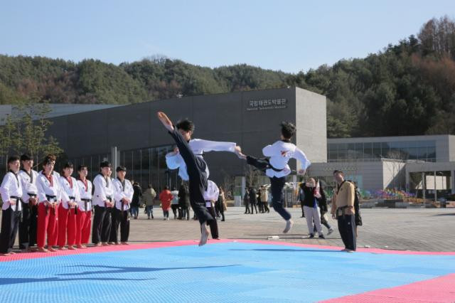 A display of Taekwondo from a group of 16 young players welcomed the arrival of the flame in Muju ©Pyeongchang2018