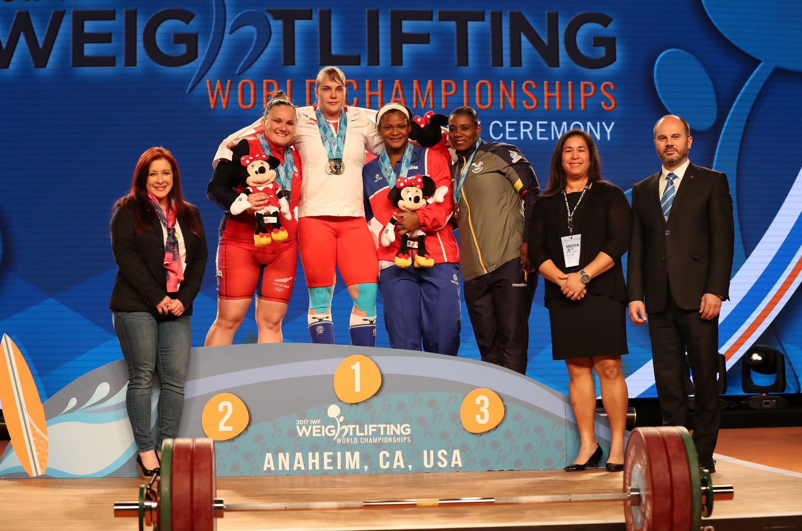 Snatch bronze medallist Oliba Seledina Nieve Arroyo of Ecuador joined the trio on the podium ©IWF