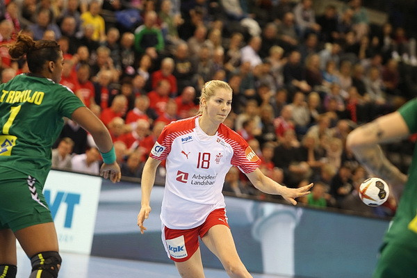 Denmark booked their place in the last-16 of the Women's Handball World Championships after claiming a narrow victory over 2013 winners Brazil in Oldenburg today ©IHF