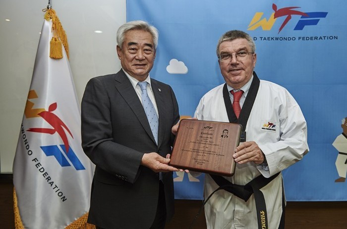 Chungwon Choue (left) awarding IOC President Thomas Bach an honorary 10th Dan black belt in taekwondo last week ©WTF