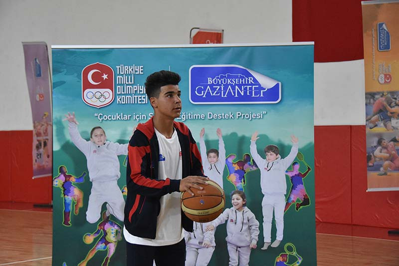 Turkish Olympic Committee opens sports school for Syrian refugees