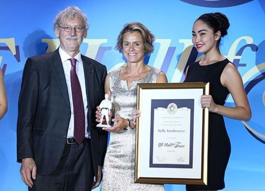Newly re-elected IJF general secretary Jean-Luc Rouge presented Belgium's Gella Vandecaveyes with her award ©IJF