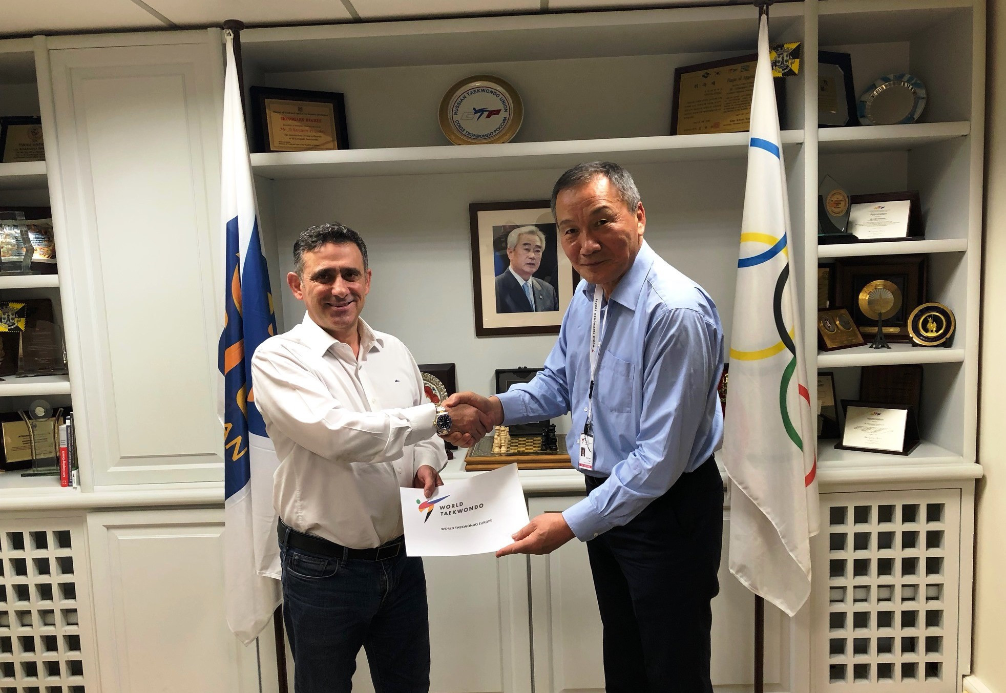 WTE President Sakis Pragalos, left and World CTU's Park Soo-Nam, signed a memorandum of understanding concerning the European President Cup for Kids ©World Taekwondo