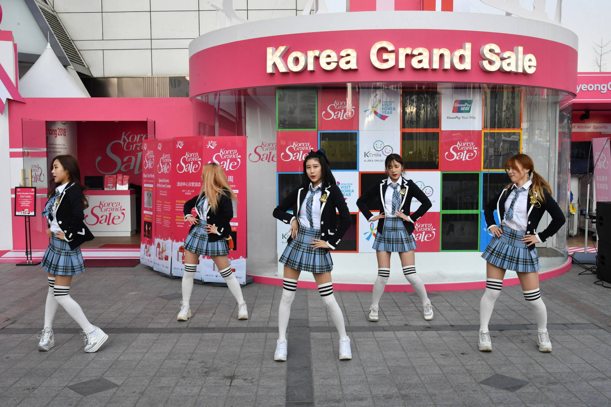 The Korea Grand Sale, designed to encourage foreigners to visit South Korea during Pyeongchang 2018,will included themed events on different aspects of life in South Korea, including K-pop ©Visit Korea Committee