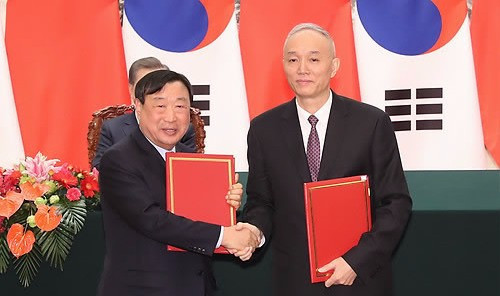 Pyeongchang 2018 and Beijing 2022 sign MoU in front of Chinese and South Korean Presidents