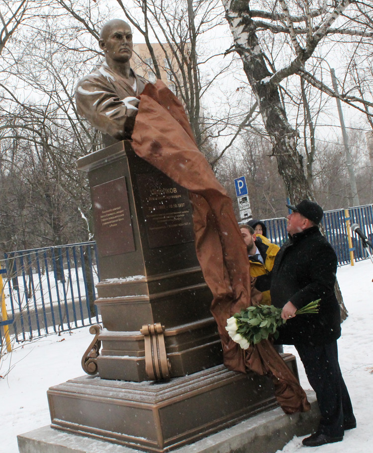 Monument to sambo founder Oshchepkov unveiled in Moscow