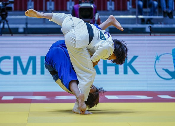 Miku Tashiro, in white, won the under-63kg event with victory over compatriot Nami Nabekura in the final ©IJF