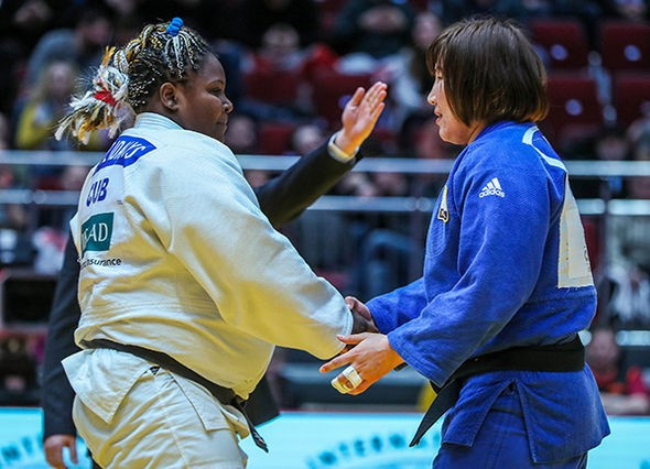 Kim Min-jeong, in blue, became world number one after victory against Idalys Ortiz in the over-78kg category of the Masters ©IJF