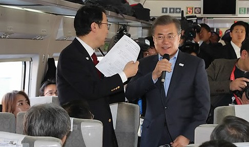 South Korean President Moon Jae-in today travelled from Seoul to Gangwon Province on the Korea Train eXpress ©Pyeongchang 2018