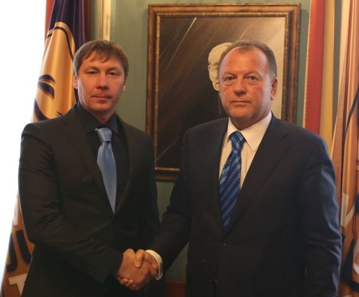 IJF President Marius Vizer, right, signed the deal in Budapest ©IJF