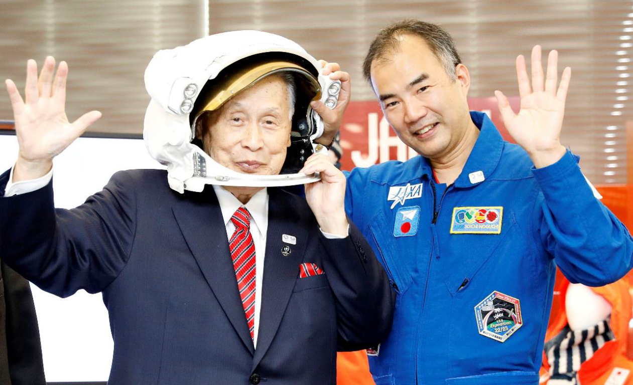 Tokyo 2020 President Yoshiro Mori, left, alongside astronaut Soichi Noguchi ©Tokyo 2020