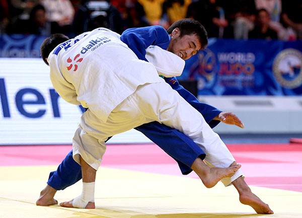 Yeldos Smetov triumphed in an all-Kazakh men's final on the first day of competition at the World Judo Championships in Astana ©IJF