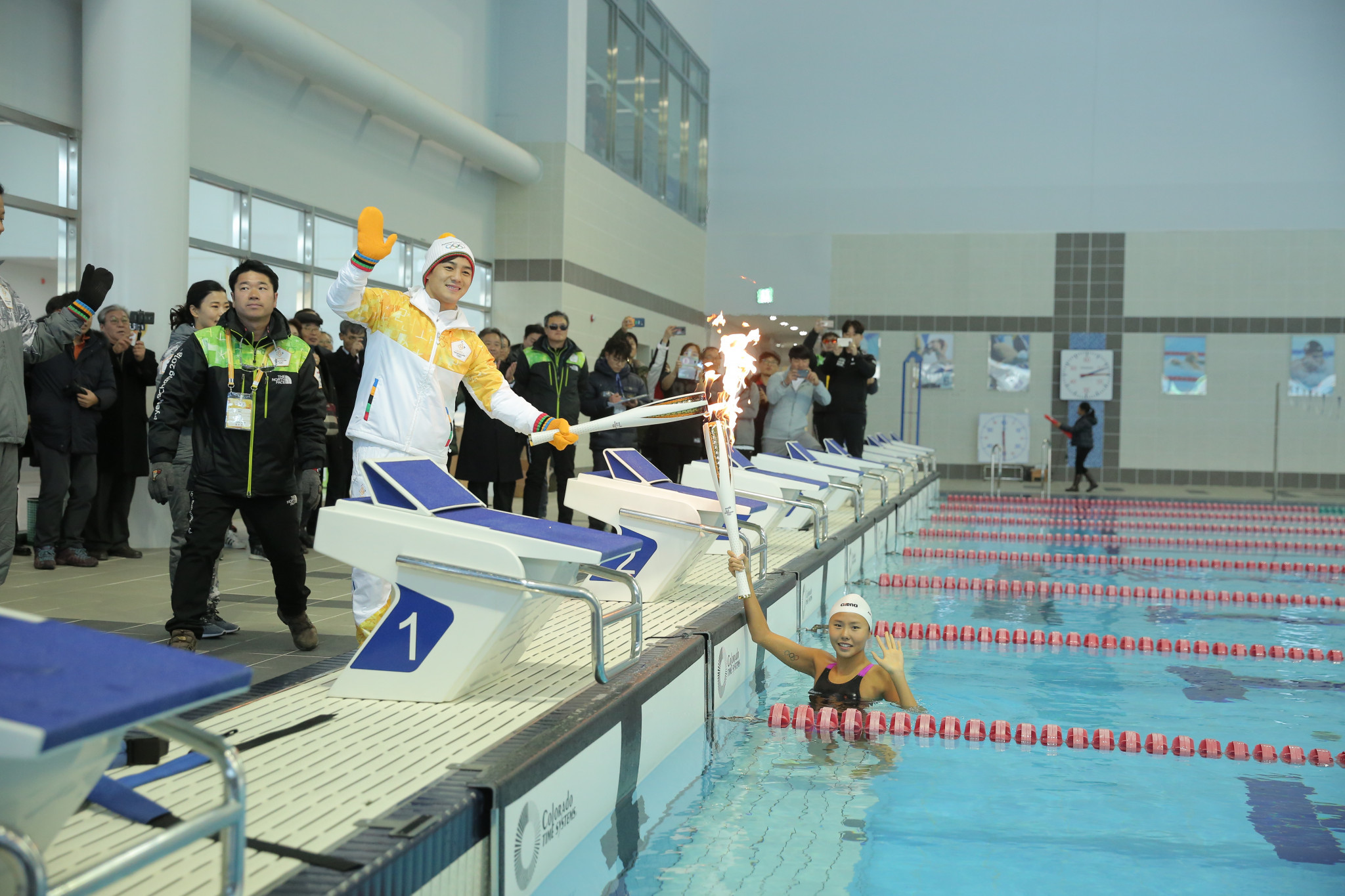 21-year-old butterfly swimmer An Se Hyeon, an Olympian in 2016, swam with one arm aloft to hold the flame ©Pyeongchang2018