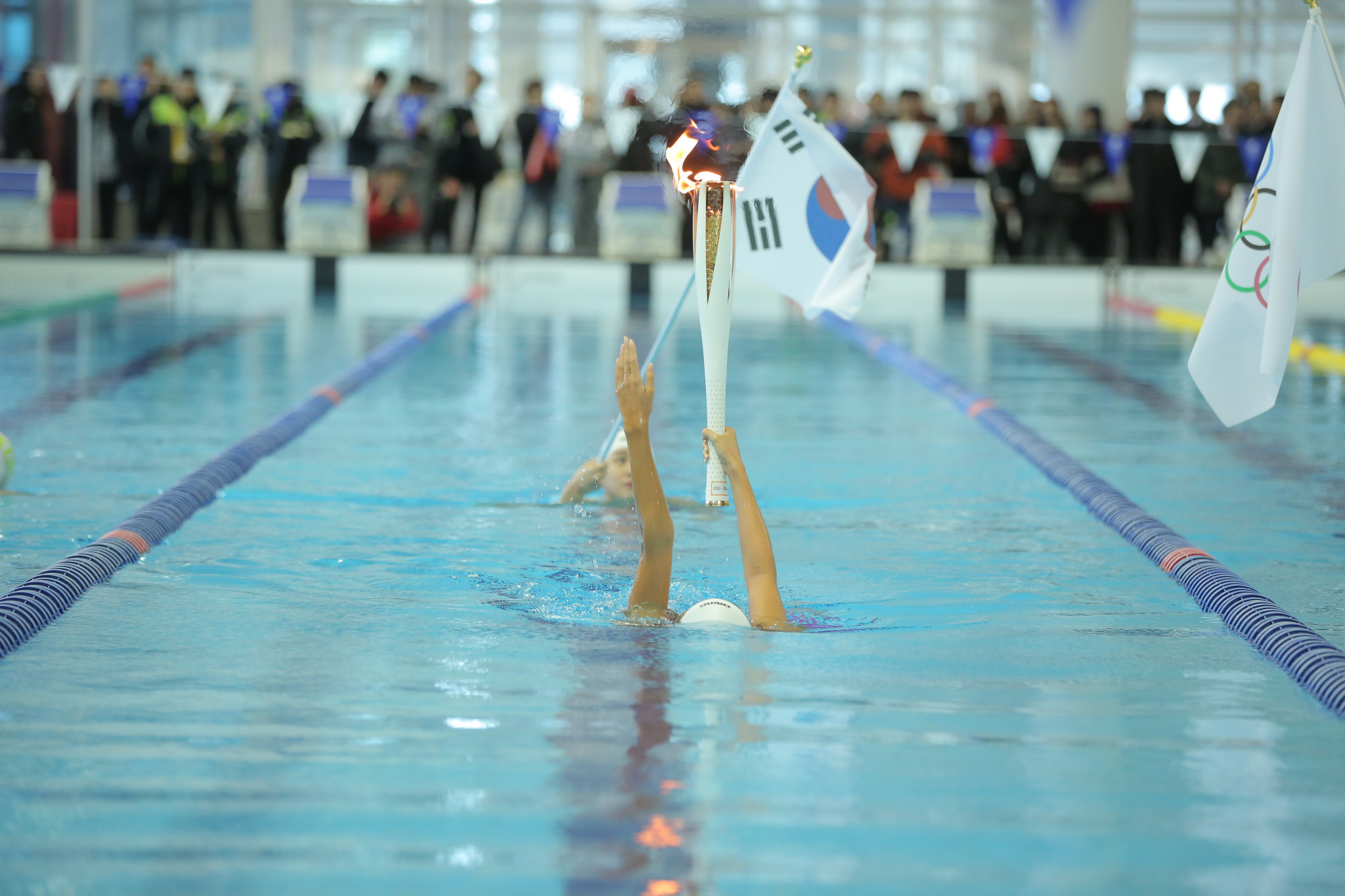 An Se Hyeon had broken national records at the World Aquatic Championships, in Budapest, but swimming with one arm in the air to keep the Torch aloft meant her times were never in doubt ©Pyeongchang2018