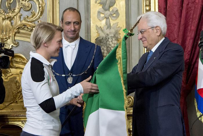 Arianna Fontana received the Italian flag for Pyeongchang 2018 from the country's President Sergio Mattarella ©CONI