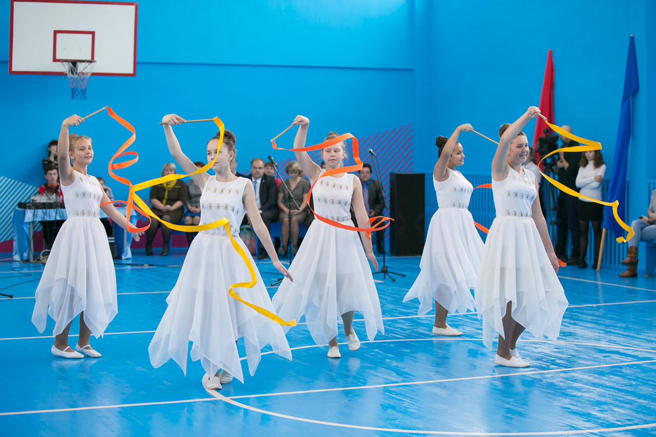 The formal opening of the school gym saw dancers perform a traditional dance ©krsk2019.com