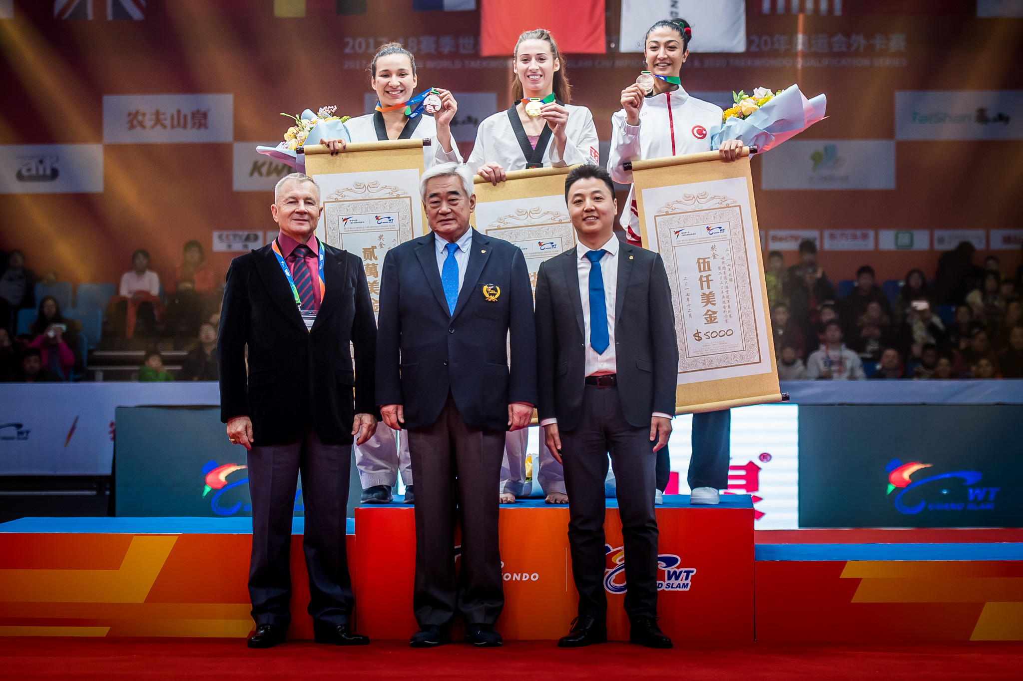 World Taekwondo President Chungwon Choue, front centre, presented the medallists with their prizes ©World Taekwondo
