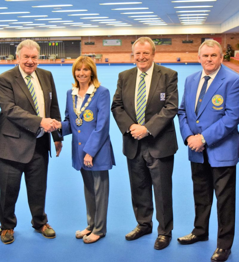 World Bowls President John Bell shakes hands with World Indoor Bowls Council President Sandra Bailie after reaching a landmark agreement for the two organisations to work more closely together ©World Bowls