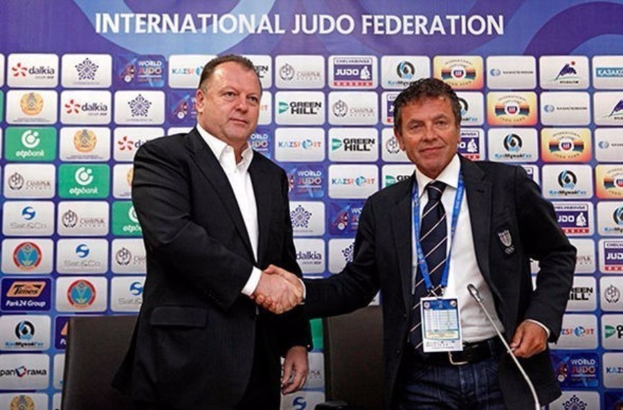 IJF President Marius Vizer signed a agreement with President of the Italian Judo Federation to develop the sport for children in Italy ©IJF
