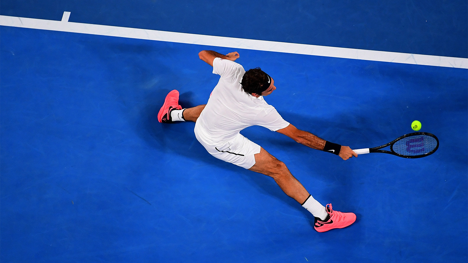 Defending champion Federer continues Australian Open title defence