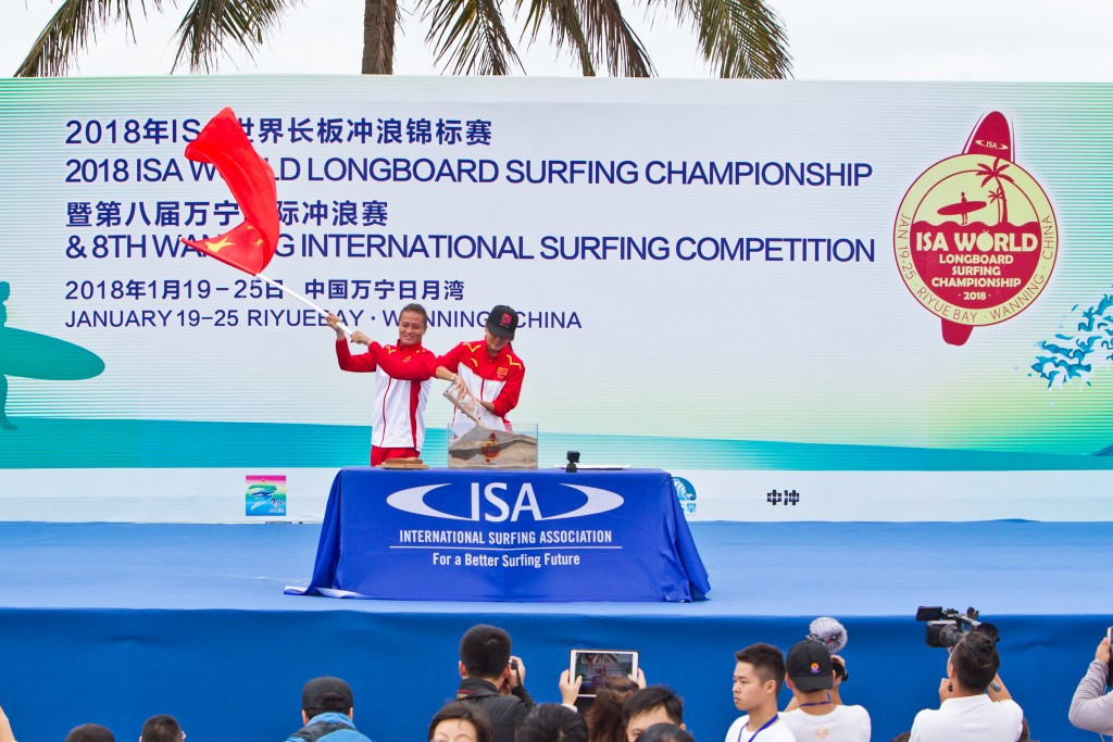 Team China participates in the Sands of the World Ceremony before the start of competition ©ISA