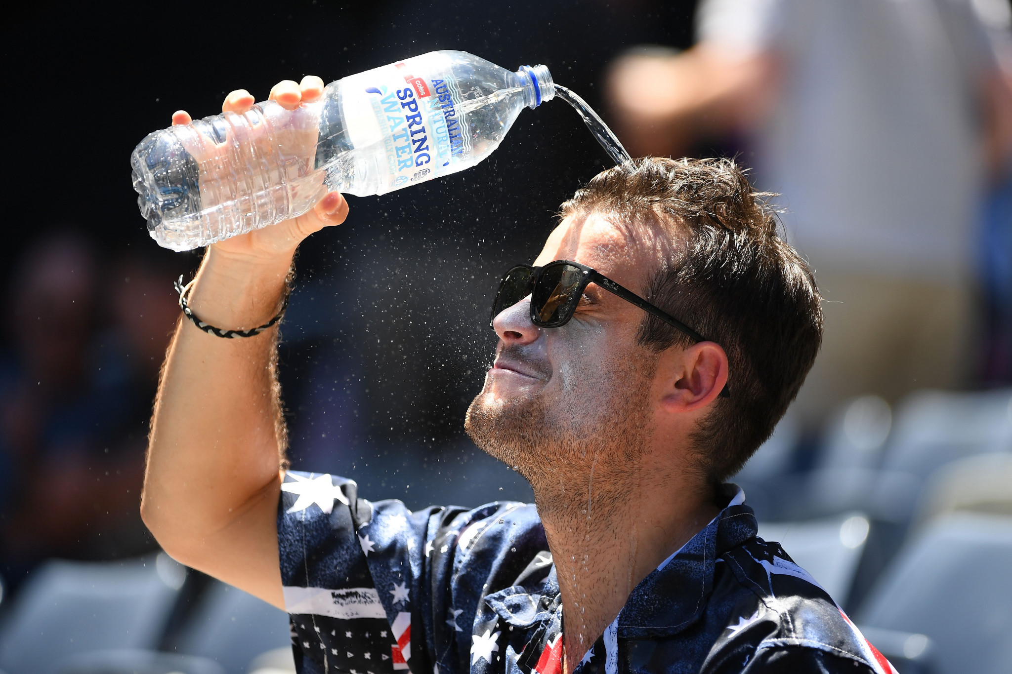 A spectator pours water on himself in an attempt to keep cool ©Getty Images