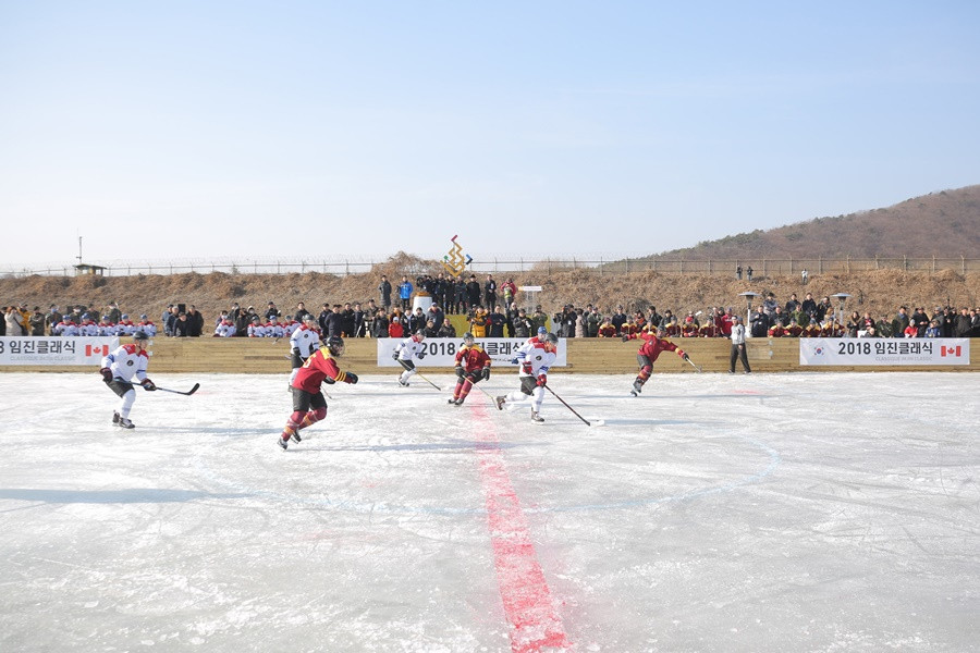 A reenactment of an ice hockey match played by Canadian troops during the Korean War was one of the special events staged to mark the Olympic Torch passing close to the Korean Demilitarized Zone ©Pyeognchang 2018 