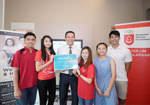 Chiam Tut Fu, centre, is pictured with athletes of the SOF-Peter Lim Scholarship ©OCA