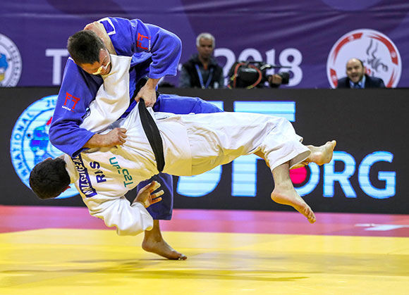 Ireland's new judoka Benjamin Fletcher makes his decisive move to win gold at the IJF Tunis Grand Prix ©IJF