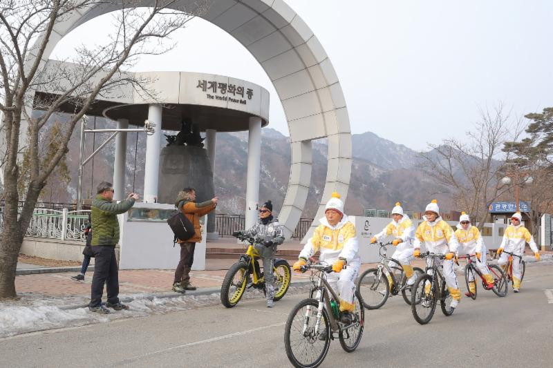 Cyclists took the Olympic Torch close to the North Korean border ©Pyeongchang 2018