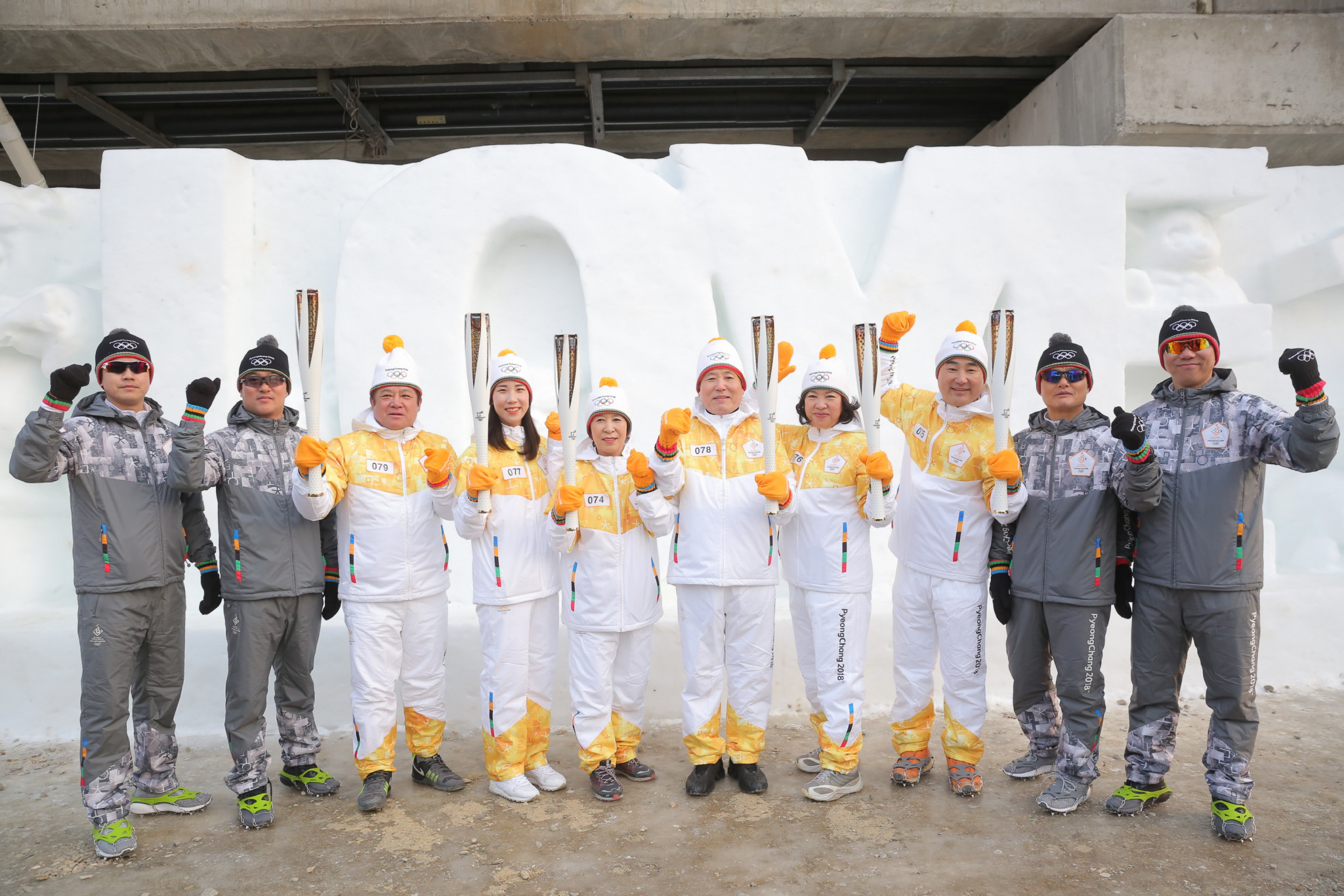 Torchbearers gather in front of an ice carving ©Pyeongchang 2018
